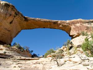 Natural Bridges NM Of je nu van Moab of Monument Valley komt, op weg naar de hoogtepunten Bryce en Zion passeer je sowieso Natural Bridges....