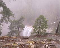 06102011033 Vernal Falls tussen de regenvlagen door, op weg naar Clark Point