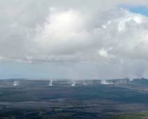 S01_1536 Hawaii Volcanoes NP - het lijkt wel het voorgeborchte van de hel ... Rookpluimen boven een lavakanaal
