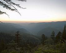 S01_3956 De smog van Zuid-Californië reikt tot aan de voeten van de Sequoia's maar het geeft wel mooie zonsondergangen
