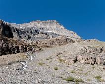 S01_6063 Collier Peak (?) De kam van de berg is tegelijkertijd de grens tussen Alberta en British Columbia