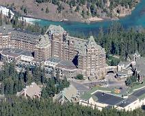F01_7876 Banff NP: Als je Banff zegt, dan zeg je Canadian Pacific Hotel, in een bocht van de Bow rivier.