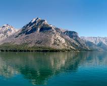 S01_5765-77 Banff NP: Panorama Lake Minnewanka, reuzegroot en dit is dan nog het kleinere deel