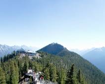 S01_5821 Banff NP: De top van Sulphur Mountain en het seventies restaurant vanaf het oude weerstation.
