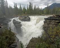 F01_8033 Athabasca Falls: meer naar het westen heeft het de vorige dagen blijkbaar al goed geregend. De waterval is in goeie doen.