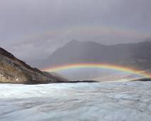 I45_0425 Columbia Icefield: Als beloning voor de kou ... een regenboog boven de uitloop van de gletsjer