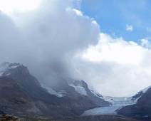 P1010738 Columbia Icefield: een eerste blik op de Columbia Gletsjer. Vergeleken met 2009 is hij alweer een stukje kleiner.