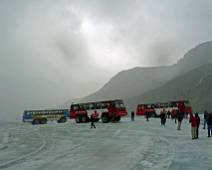 P1010741 Columbia Icefield: op de gletsjer. Het is er druk en koud en nat.