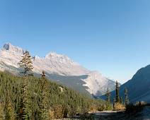 S01_6262 AL-93: Cirrus Mountain, een van de vele scherpe bergkammen waarlangs de Icefields Parkway loopt.