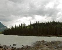 S01_6378-83 Athabasca Falls: een panorama onder dreigende regenwolken. Wat een verschil met gisteren