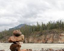 S01_6396 Athabasca Falls: ook hier vind je steenmannetjes. Of eerder steenkikker in dit geval.
