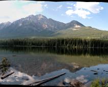 S01_6352-55 Pyramid Mountain gespiegeld in Pyramid Lake, een meer ten noorden van Jasper