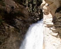 S01_5915 Johnston Canyon: Lower Falls, hier eindigt het makkelijk stukje wandelen
