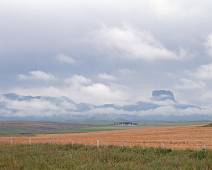 S01_5400 AL-2: een kijkje over de grens. Chief Mountain likt wel een stenen hoed. En ligt zijn 20 kilometer in Montana.