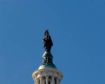 S01_9341 En bovenop het gekrakeel van de politici staat het Statue of Freedom, dus niet alleen New York heeft zijn Vrijheidsbeeld