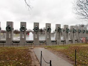 National World War II Memorial Ook al vind je op nogal wat plaatsen monumenten voor WO2, in DC was het toch heel lang wachten op een nationaal...