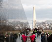 S01_8721 Vietnam Veterans Memorial - de oostelijke muur gericht op het Washington Monument