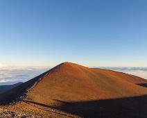 S02_2227 De echte top van Mauna Kea, een zoveelste hoopje as en puin van een uitbarsting. 4207 meter boven zeespiegel, 10203 meter boven zeebodem.
