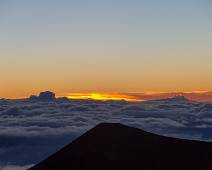 S02_2282 Zon onder over Mauna Kea en Mauna Loa