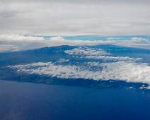 20141019_102140 Een eiland met vulkanen, dat is niet makkelijk te fotograferen. Toch een poging tussen de regenwolken van een tropische storm.