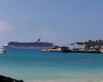 20141024_110446 Hawaii blijft ook voor cruises een populaire bestemming. Vandaag ligt er een Norwegian op de rede. De haven is te ondiep en dus moeten de reddingboten als...