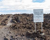 S02_2493 Vanaf hier gaat het pijn doen aan de zolen. Het Kings Trail trekt over de meest recente lavavlakte.
