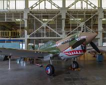 S02_1283 Curtis P-40 Warhawk - een beetje verloren in een hangar met jets, in de kleuren van het Chinees Nationalistisch Leger