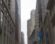 S02_4293 Wall Street - Trump Building. Waar de vuilbakken buiten staan.