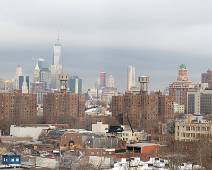 T00_0004 New York is niet alleen hoogbouw. Op de achtergrond Manhattan, daarvoor een sociale woonwijk van Brooklyn en vooraan restanten van fabriekjes rond de oude...