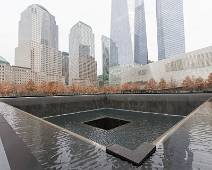 S02_4276 Memorial Park - Oude en nieuwe torens van het World Trade Center spiegelen zich in herdenkingsvijver.