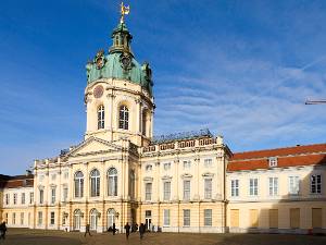 Schloss Charlottenburg Dit slot is het grootste paleis in Berlijn. Ooit gebouwd als buitenverblijf voor Koningin Charlotte, is het steeds...