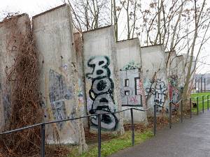 De Muur In het naoorlogse Berlijn liep er een ding als een rode of liever grijze draad door de stad, de Muur. Sinds 1989 zijn er...