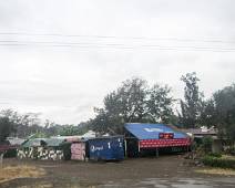 IMG_0463 De druilregen helpt natuurlijk niet, Afrikaanse lintbebouwing op weg naar Arusha National Park
