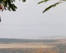 S02_9113 Na een lange stoffige rit een eerste zicht op Lake Manyara.