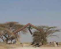 B00_9131 Serengeti East - Welkom Naast de poort hangen wat Masai jongens rond. Hun gezicht is wit geverfd als teken dat ze man gaan worden. En in de hoop op een dollar...