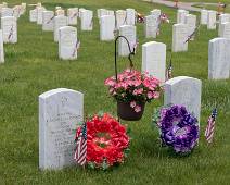 T00_2555 Custer National Cemetery - de versieringen van Memorial Day staan nog altijd recht.