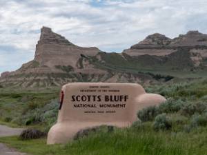 Scotts Bluff NM Nog een klein monument. Langs de Oregon Trail waren de rotsen van Scotts Bluff een baken voor de pioniers die naar het...