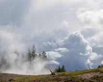 T00_1513 Mud Volcano. Sizzling Basin. En neen dat zijn geen grote stoomwolken op de achtergrond maar wel het volgende onweer.
