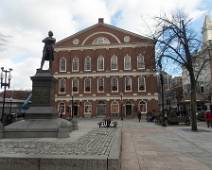 PC020016 Standbeeld van Sam Adams achter Faneuil Hall. In het hart van historisch Boston.