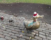 PC080114 Make way for Ducklings, een standbeeldengroep ter ere van de verhaaltjes Robert McCloskey over Boston Gardens.