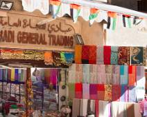 B00_9636 Dubai - textiel souk heeft vele kleine winkeltjes met alle mogelijke textiel producten