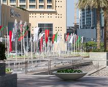 B00_0759 Dubai Mall - Net voor de ingang een voorsmaakje van de fonteinen