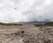 C00_7420 PN Cotopaxi. Wat overblijft na een pyroclastische stroom van enkele jaren geleden. Veel as en puin en de weg was weg.