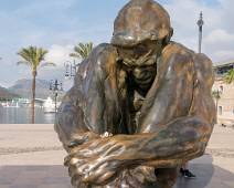 P1020366 El Zulo, een monumentaal beeldhouwwerk zo'n 10 jaar geleden door de stedelijke overheid daar in de haven geplaatst werd als homage aan alle slachtoffers van...