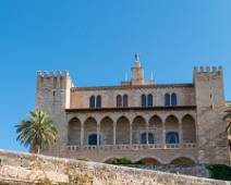 P1020645 Schuin tegenover de Kathedraal van Palma de Mallorca staat het Paleis van Almudaina. Dit paleis stamt uit dezelfde periode als de kathedraal. Tot op de dag van...