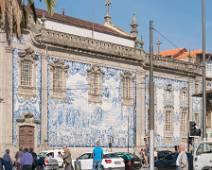 P1010335 Deze 18de-eeuwse barokkerk Igreja do Carmo valt vooral op door het indrukwekkende tableau van blauwe azulejos, kleurrijke tegeltjes, waarmee de buitenkant...