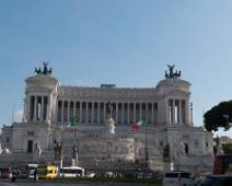 P1030290 Dit gigantische monument ter nagedachtenis aan Vittorio Emanuele II, de eerste koning van Italie, staat in Rome ook wel bekend als 'suikertaart' of...