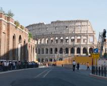 P1030298 Het Colosseum in Rome is het grootste amfitheater van Italie en nog even indrukwekkend als zo'n 2000 jaar geleden. Ooit konden meer dan 50.000 toeschouwers er...