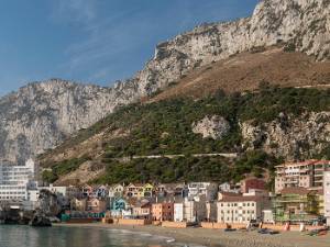 Gibraltar Gibraltar is een overzees gebiedsdeel van het Verenigd Koninkrijk. De stad ligt op een schiereiland in het uiterste...