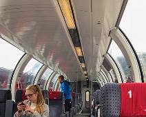 I7P_1723 Welkom in ons panorama-rijtuig van de Zwitserse spoorwegen. Het is niet echt druk en we hebben allemaal een ganse bank.
